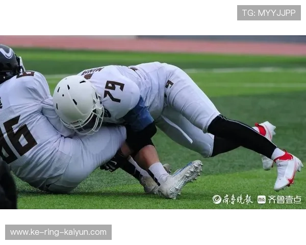 足球裁判跑位如同短跑健将:赛场上的“风之舞者” 足球裁判跑位如同短跑健将:赛场上的“风之舞者”