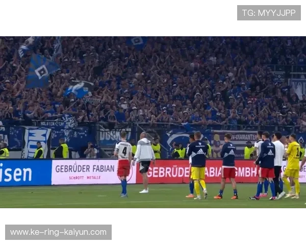 曼联主场失利引爆球迷愤怒,内部矛盾浮出水面 曼联主场失利引爆球迷愤怒,内部矛盾浮出水面