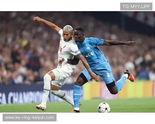 热刺理查利森弧线兜射再次直插死角，点燃球迷激情