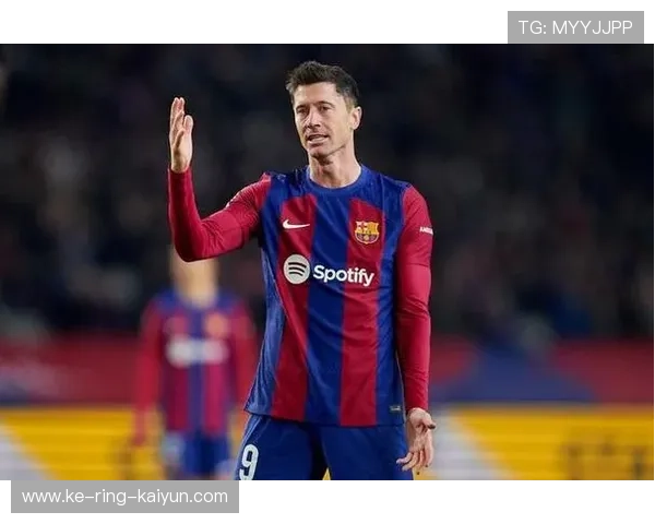 巴萨点球战中莱万稳稳罚中，球队士气大振