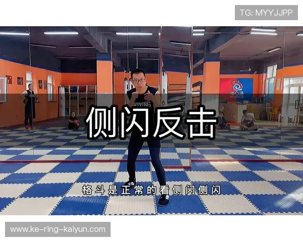 拳击闪躲配合反击展示绝佳力量和技巧